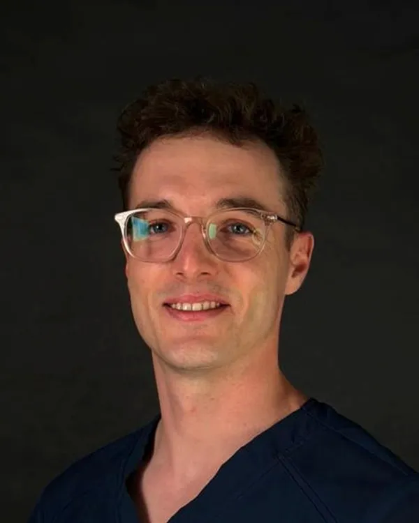 Portret dr. Bazyla Monczaka, lekarza dentysty z EndoEstetica Clinic.